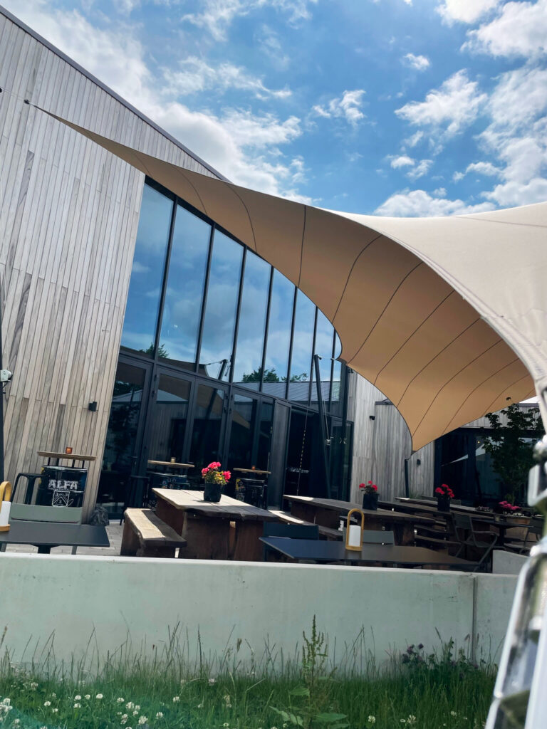 sfeervolle_restaurant_overkapping_van_zeildoek_alfa - Manta Roofs Sfeervolle-restaurant-overkapping-van-zeildoek-verwijderbaar