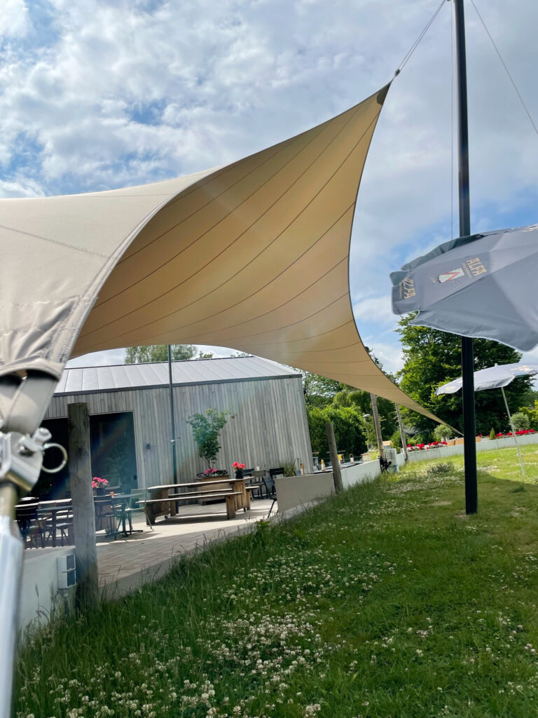 sfeervolle_moderne_overkapping_van_zeildoek - Manta Roofs moderne-overkapping-restaurant-sfeer