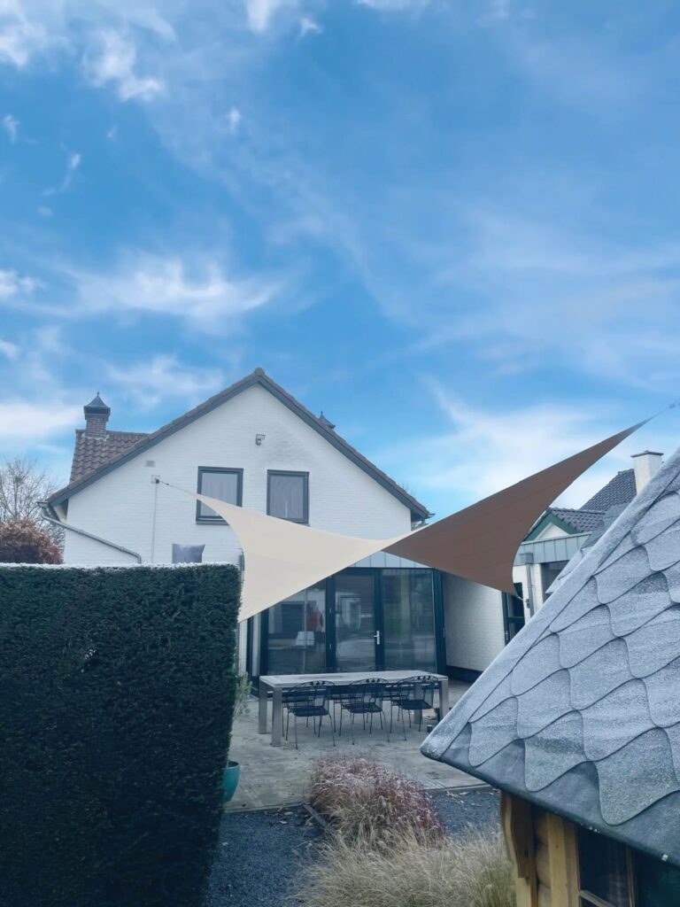 zeildoek-op-maat-manta-roofs-verwijderbaar-vergunningsvrij-design-lichtdoorlatend - Manta Roofs hypar-zeildoek-op-maat-mantaroofs-verwijderbaar