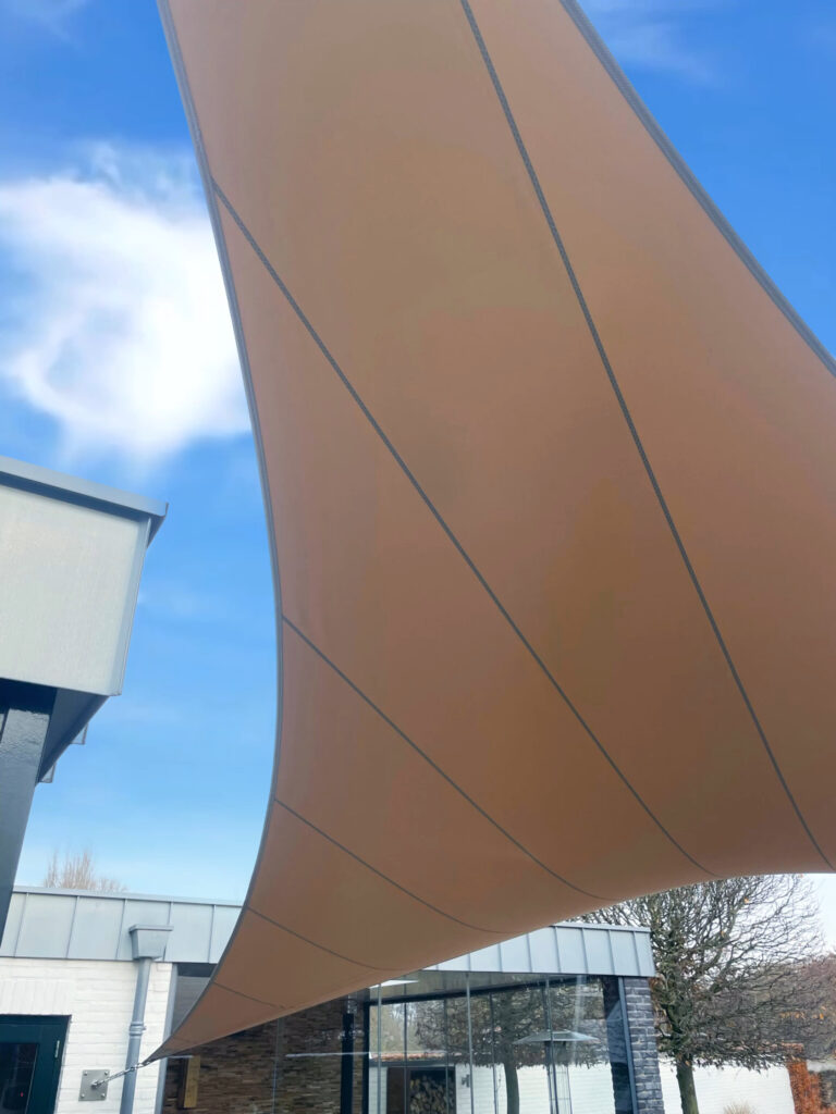 schaduwdoek_op_maat_verwijderbaar_stormvast_design_vergunningsvrij_terras - Manta Roofs schaduwdoek-op-maat-stormvast-manta-roofs