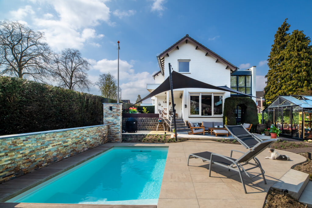 Stormvaste-overkapping-in-de-tuin-schaduw - Manta Roofs Stormvaste-overkapping-doek-manta-roofs-geleen