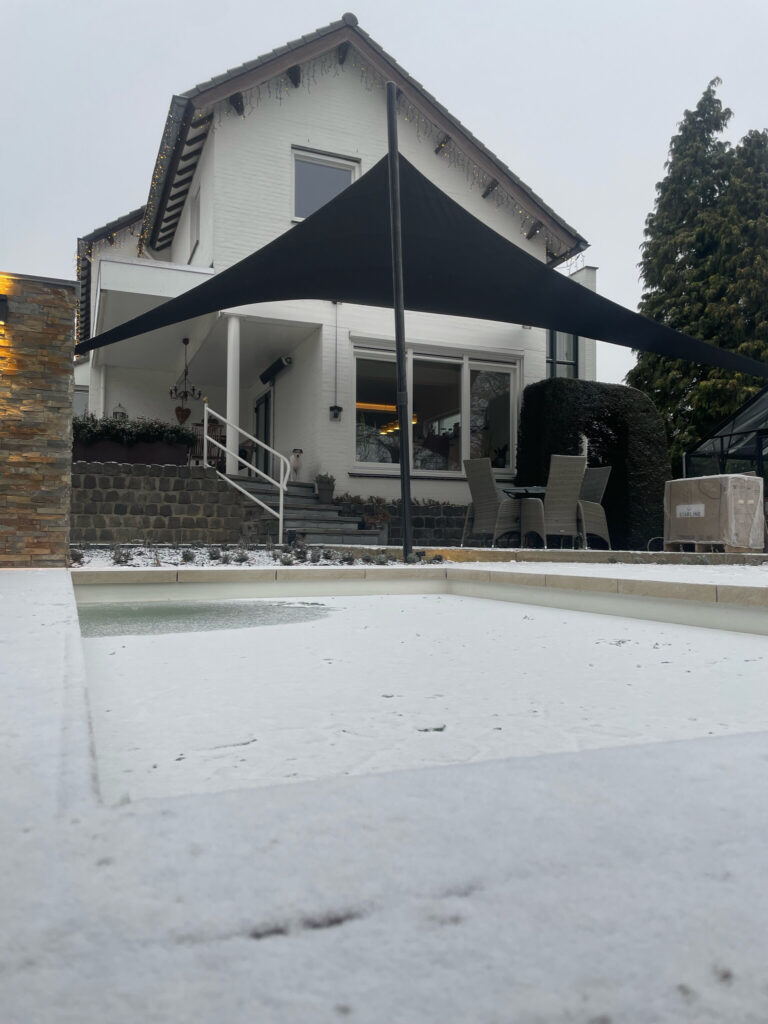 mantaroofs-overkapping-stormvast-lichtdoorlatend - Manta Roofs Mantaroofs_overkapping_van_zeil_op_maat