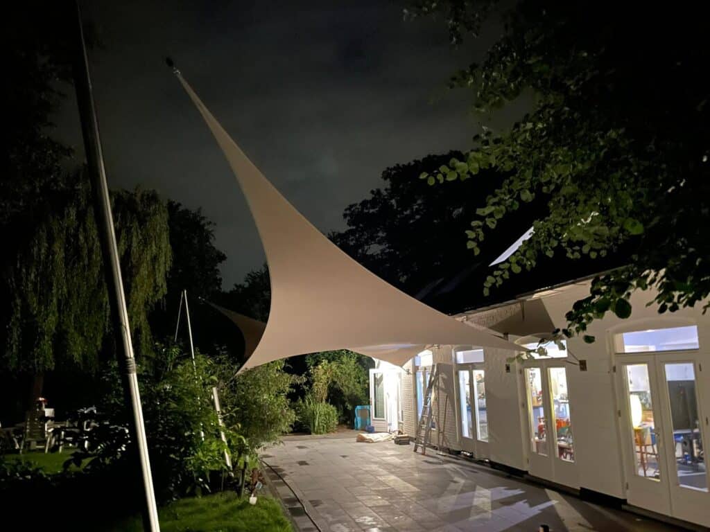 Zeiloverkapping-mantaroofs-luxe-zeildoek-op-maat-waterdicht-stormvast - Manta Roofs Zeiloverkapping-mantaroofs-luxe-zeildoek-op-maat-waterdicht-stormvast