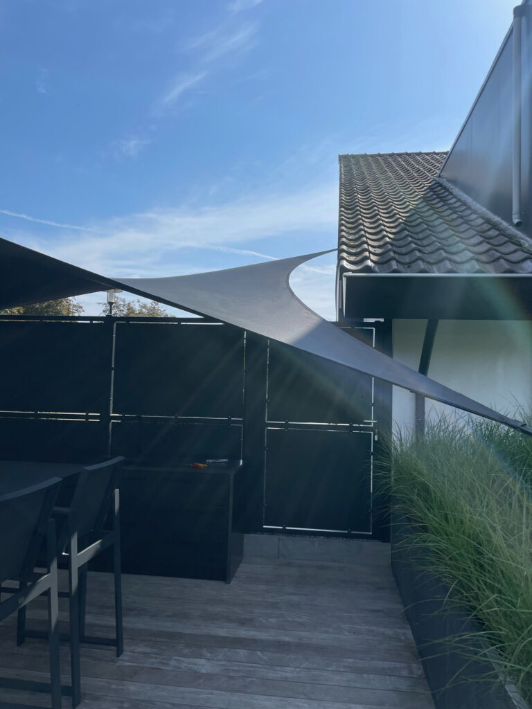 Verwijderbare-overkapping-van-textiel-maatwerk-luxe-tuin - Manta Roofs Verwijderbare-overkapping-van-textiel-maatwerk-luxe-tuin