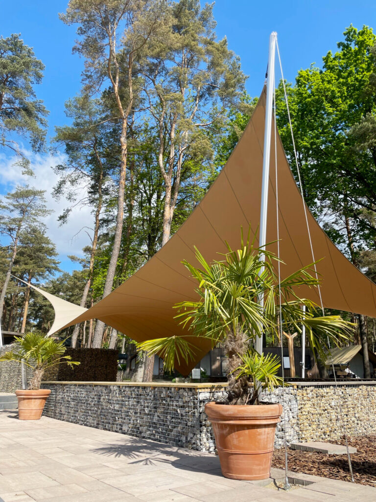 Luxe-overkapping-in-het-bos-van-zeildoek - Manta Roofs Luxe-overkapping-in-het-bos-van-zeildoek