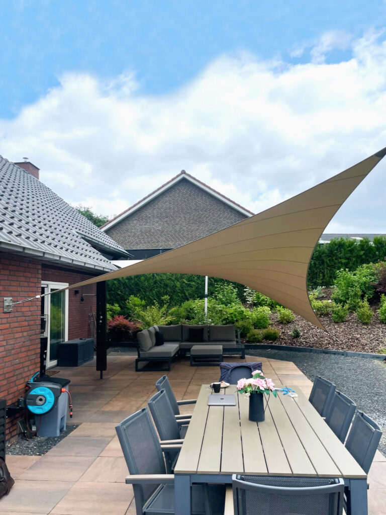 Schaduwdoek-in-de-tuin-maatwerk-verwijderbaar-lichtdoorlatend - Manta Roofs Schaduwdoek-in-de-tuin-maatwerk-verwijderbaar-lichtdoorlatend