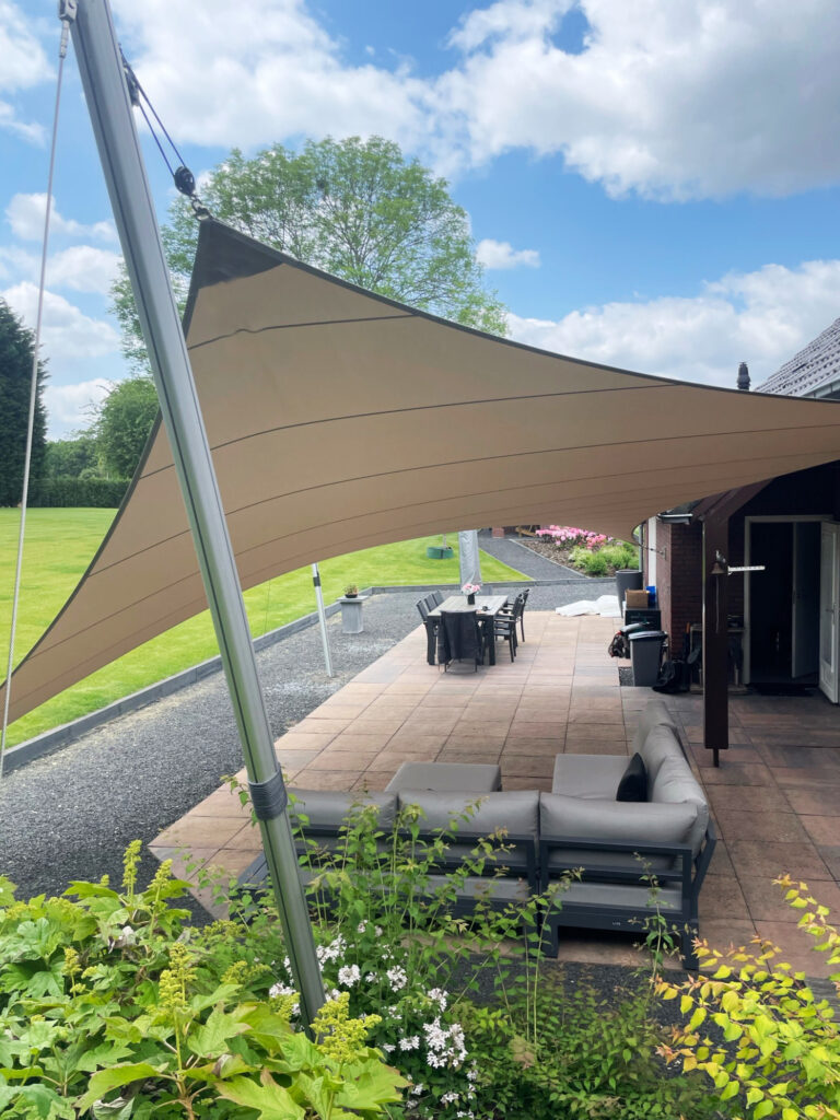 Taupe-schaduwdoek-in-de-tuin-sfeervol - Manta Roofs Taupe-schaduwdoek-in-de-tuin-sfeervol