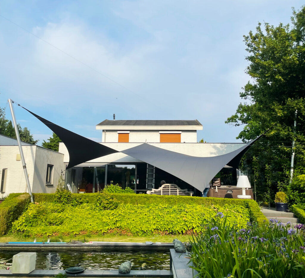 Zeildoek-op-maat-van-manta-roofs-schaduw-tuin-buitenleven - Manta Roofs Zeildoek-op-maat-van-manta-roofs-schaduw-tuin-buitenleven