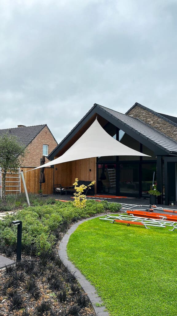 Loft-zonwering-manta-roofs-waterdicht-schaduw-op-terras - Manta Roofs
