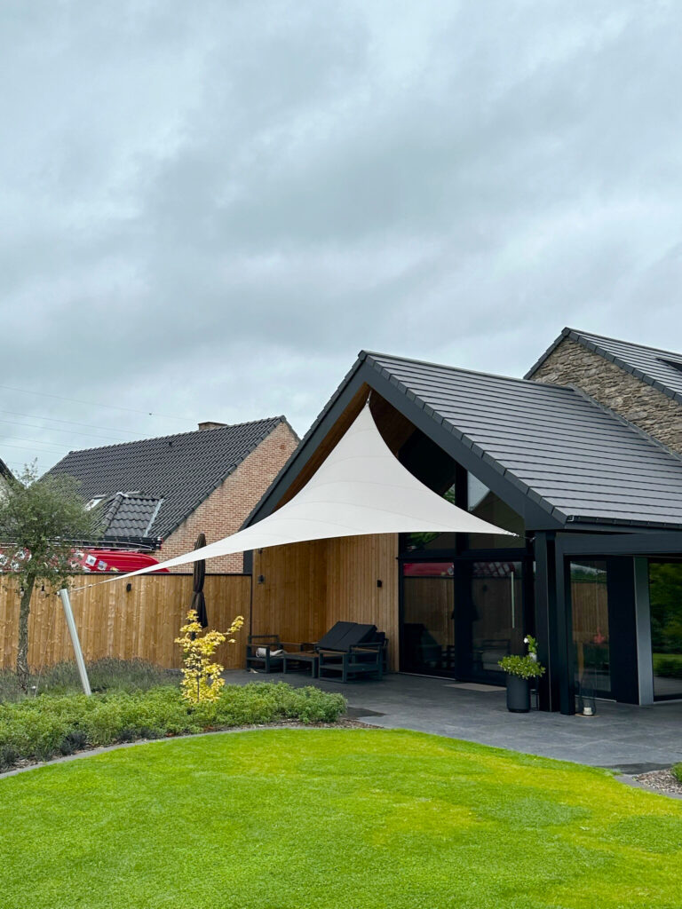 Lofthome-verwijderbare-zonwering - Manta Roofs