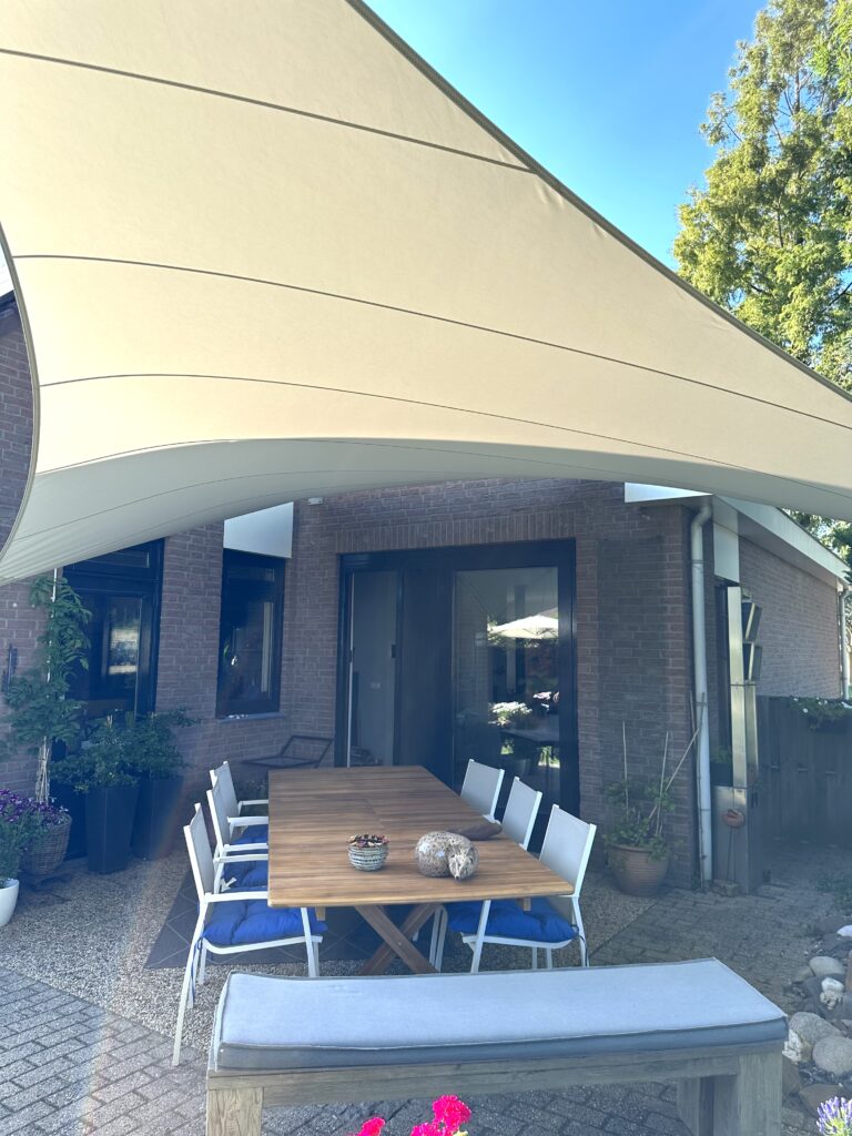 Luxe-terrasoverkapping-op-maat - Manta Roofs Luxe-terrasoverkapping-op-maat