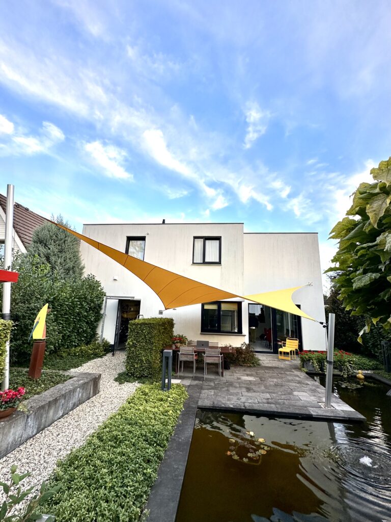 Stormvast-zonnedoek-op-maat-maatwerk-overkapping-zon - Manta Roofs Stormvast-zonnedoek-op-maat-maatwerk-overkapping-zon