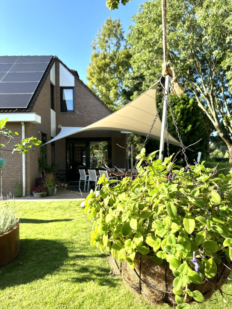 Strak-gespannen-terras-overkapping - Manta Roofs Strak-gespannen-terras-overkapping