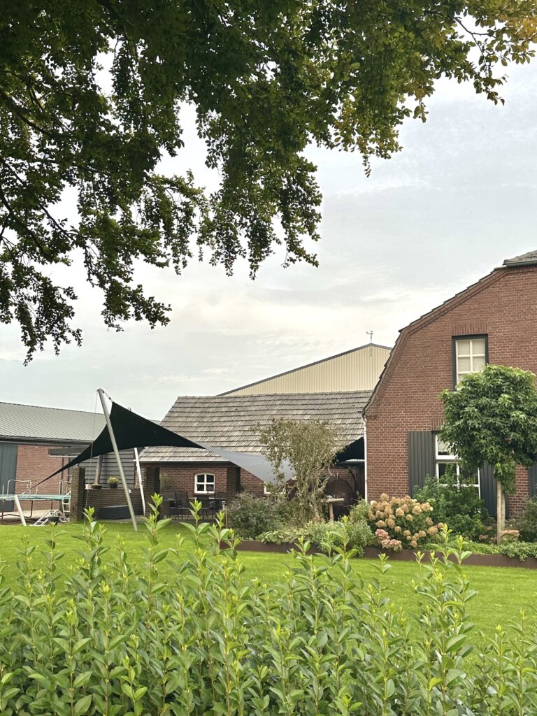 Boerderij-woning-overkapping-van-schaduwdoek - Manta Roofs Boerderij-woning-overkapping-van-schaduwdoek