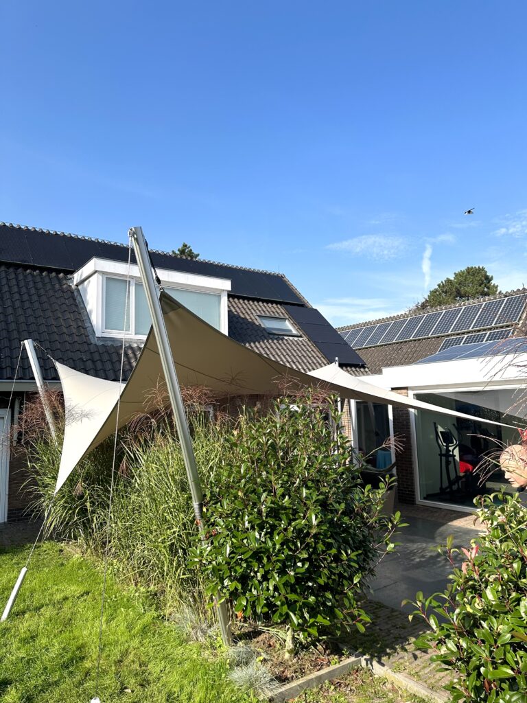 Een-spanzeil-op-maat-stormvast-aan-huis-maatwerk - Manta Roofs Een-spanzeil-op-maat-stormvast-aan-huis-maatwerk