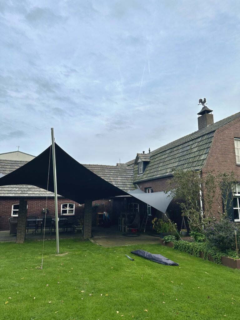 Overkapping-van-schaduwdoek-boerderij-woning - Manta Roofs Overkapping-van-schaduwdoek-boerderij-woning