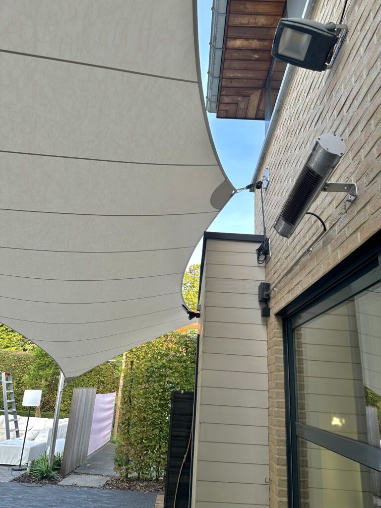 Schaduwdoek-als-overkapping-aan-huis-bevestigd - Manta Roofs Schaduwdoek-als-overkapping-aan-huis-bevestigd