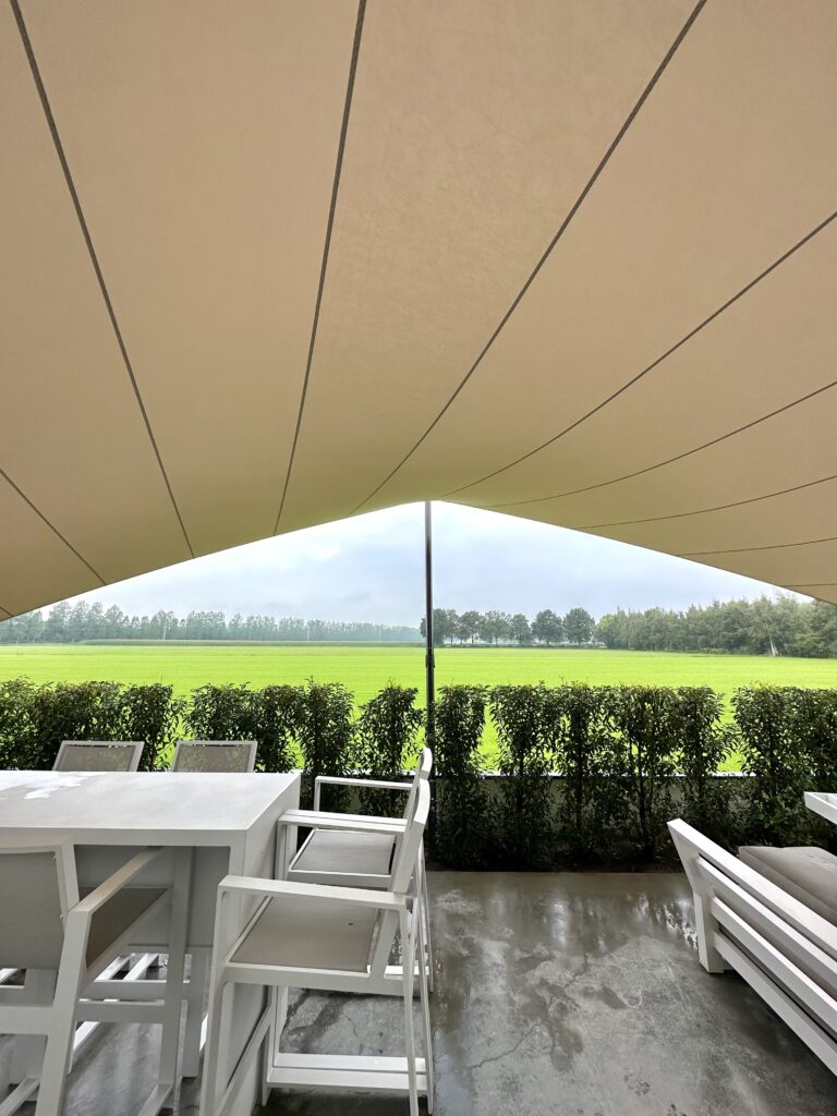 Schaduwdoek-op-maat-laten-plaatsen - Manta Roofs Schaduwdoek-op-maat-laten-plaatsen