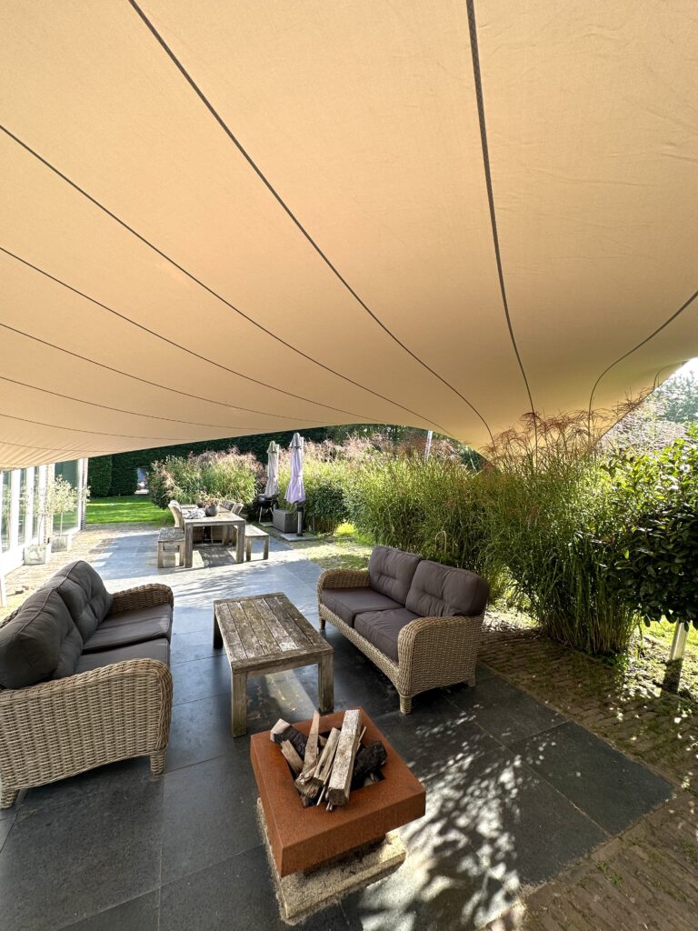 Sfeervol-spanzeil-op-maat-in-de-tuin-aan-huis - Manta Roofs Sfeervol-spanzeil-op-maat-in-de-tuin-aan-huis
