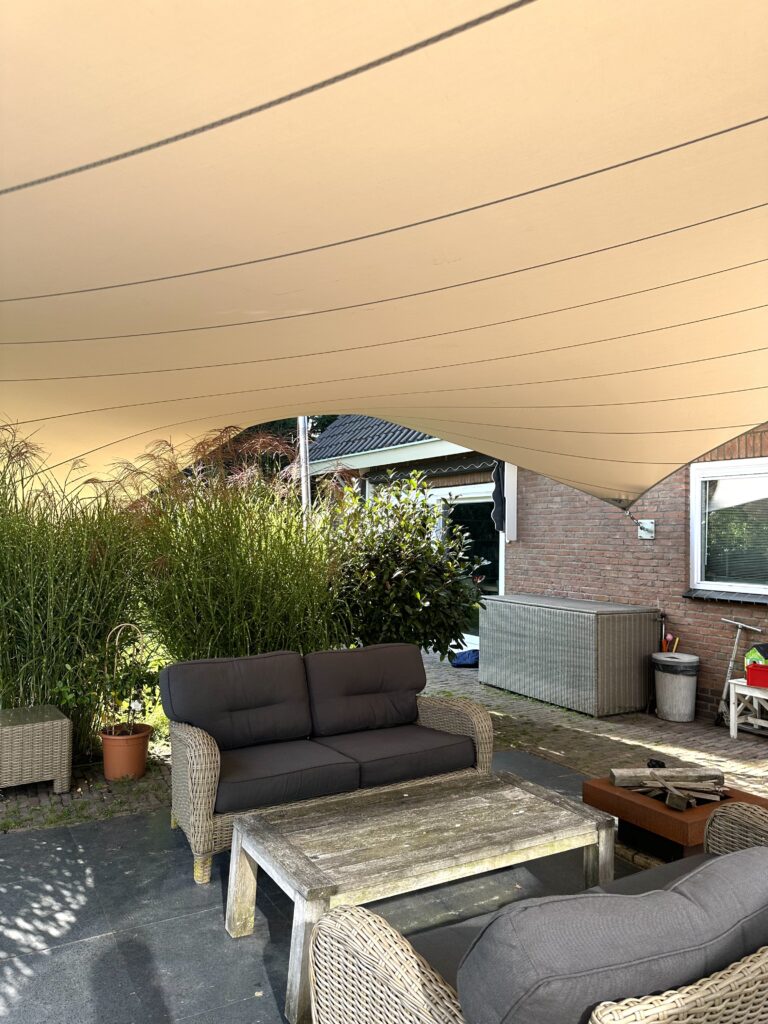 Spanzeil-op-maat-in-de-tuin - Manta Roofs Spanzeil-op-maat-in-de-tuin