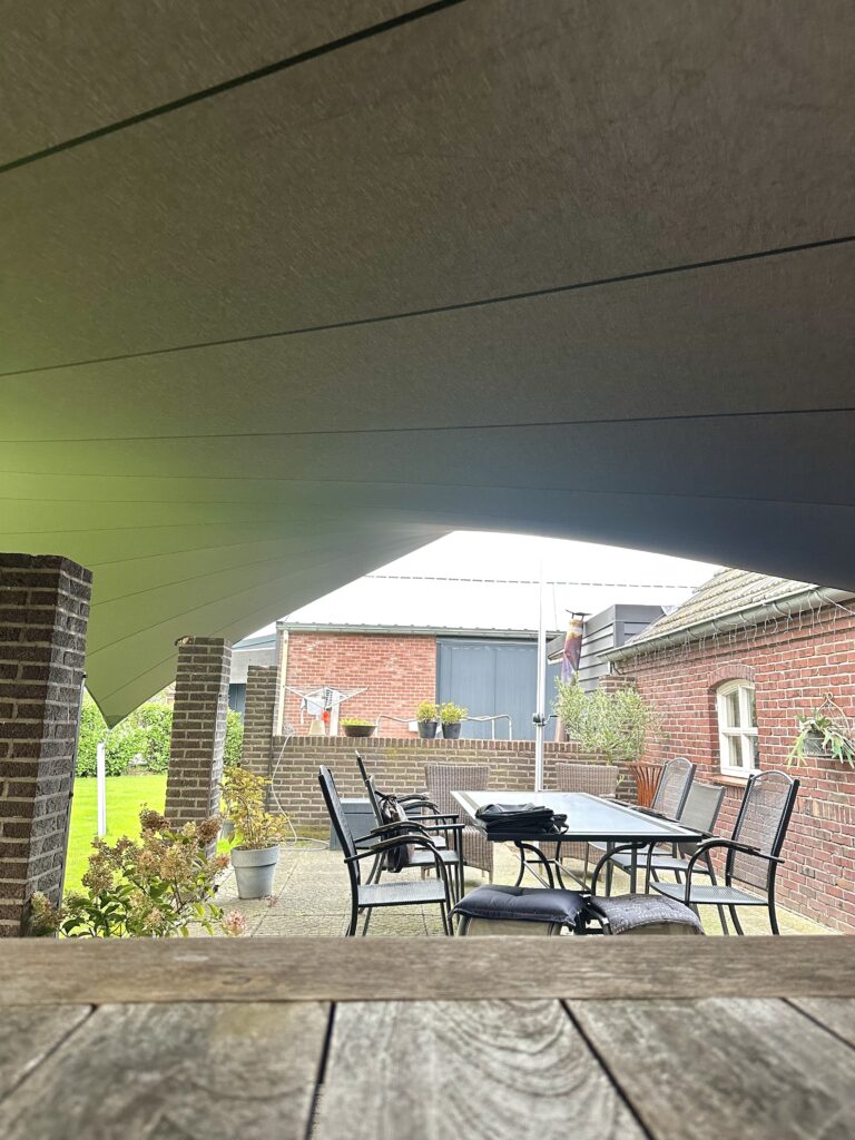 Tuininspiratie-schaduwdoek-als-overkapping - Manta Roofs Tuininspiratie-schaduwdoek-als-overkapping