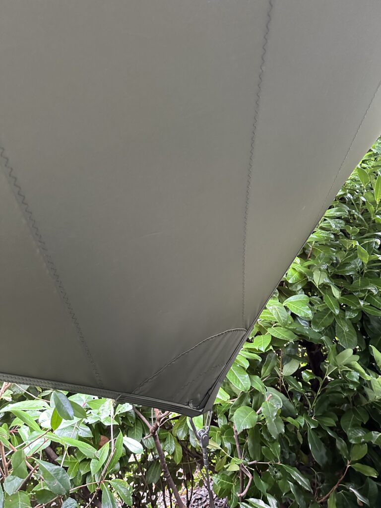 Carport-geplaatst-in-het-bos-van-zeil - Manta Roofs Carport-geplaatst-in-het-bos-van-zeil