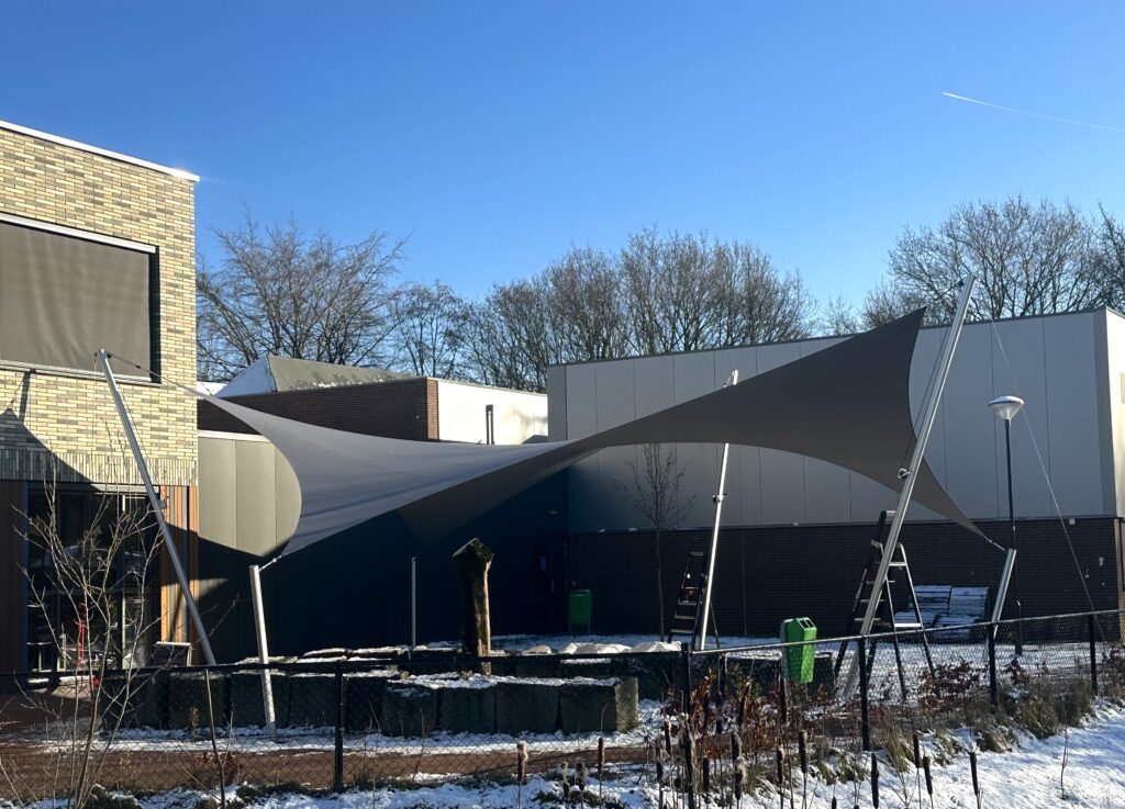 Beschermende-zonwering-op-het-schoolplein - Manta Roofs Beschermende-zonwering-op-het-schoolplein