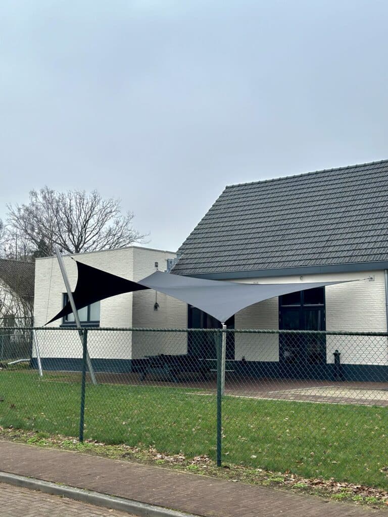 Dorpshuis-overkapping-laten-plaatsen-groot-terras-schaduwdoek - Manta Roofs Dorpshuis-overkapping-laten-plaatsen-groot-terras-schaduwdoek