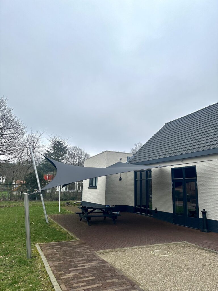 Dorpshuis-overkapping-van-zeildoek - Manta Roofs Dorpshuis-overkapping-van-zeildoek