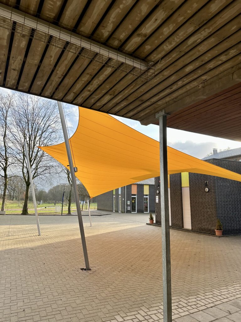 Geel-schaduwdoek-op-school - Manta Roofs Geel-schaduwdoek-op-school