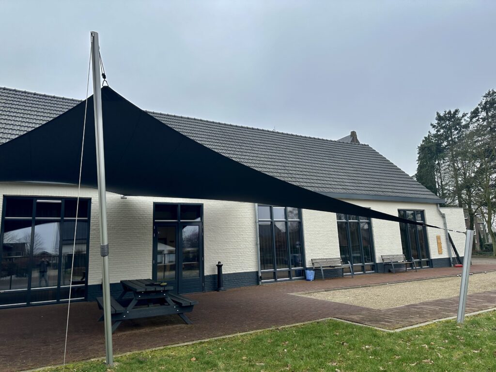 Groot-terras-overkappen-met-een-zeildoek - Manta Roofs Groot-terras-overkappen-met-een-zeildoek