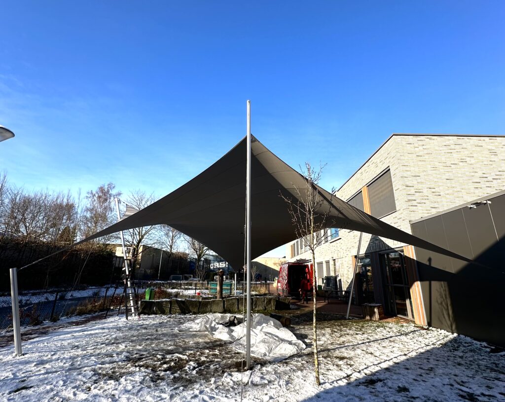 Is-een-vergunning-nodig-voor-zonwering-op-het-schoolplein - Manta Roofs Is-een-vergunning-nodig-voor-zonwering-op-het-schoolplein