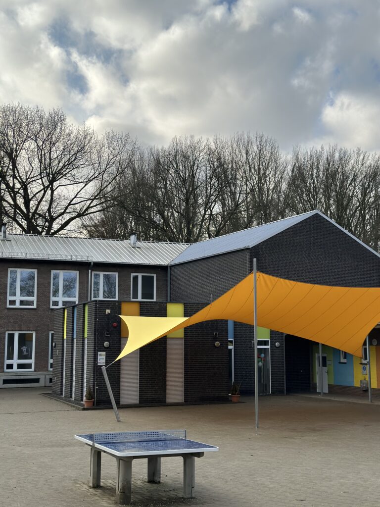 Meer-schaduw-op-het-schoolplein - Manta Roofs Meer-schaduw-op-het-schoolplein