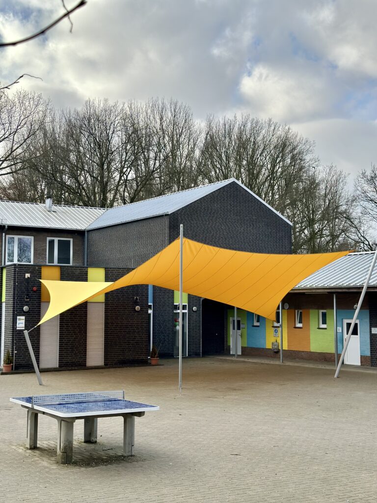 Schaduw-op-het-schoolplein-creëren - Manta Roofs Schaduw-op-het-schoolplein-creëren