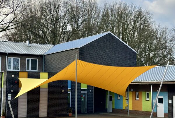 Schaduwdoek-laten-plaatsen-op-school