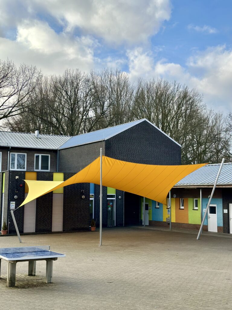 Schaduwdoek-laten-plaatsen-op-school - Manta Roofs Schaduwdoek-laten-plaatsen-op-school