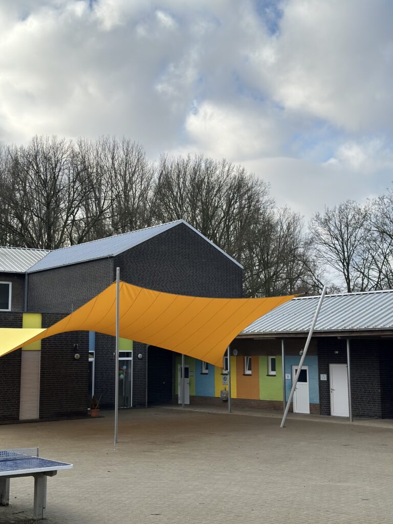 Schoolplein-overkapping-voorzien-van-schaduw - Manta Roofs Schoolplein-overkapping-voorzien-van-schaduw