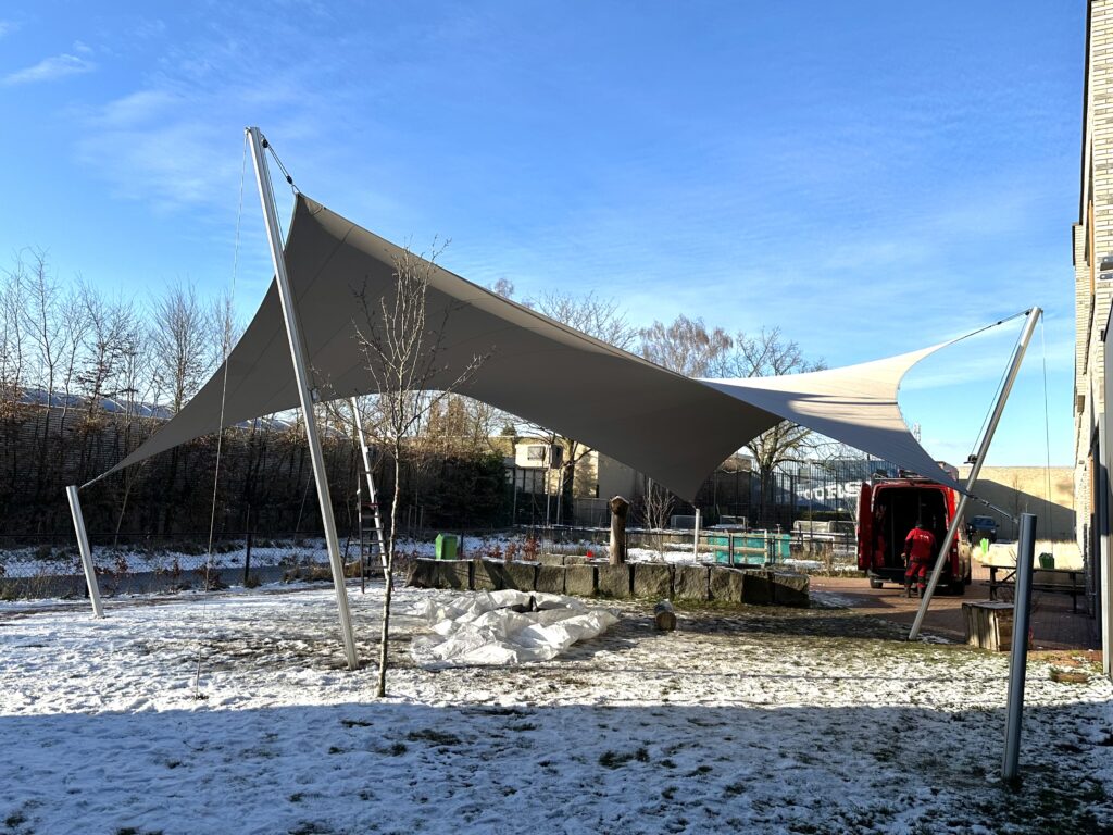 Verwijderbare-zonwering-op-het-schoolplein - Manta Roofs Verwijderbare-zonwering-op-het-schoolplein