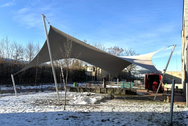 Verwijderbare-zonwering-op-het-schoolplein