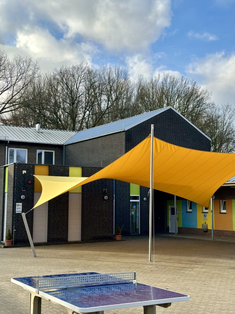 Waterdicht-schaduwdoek-op-het-schoolplein-laten-plaatsen - Manta Roofs Waterdicht-schaduwdoek-op-het-schoolplein-laten-plaatsen