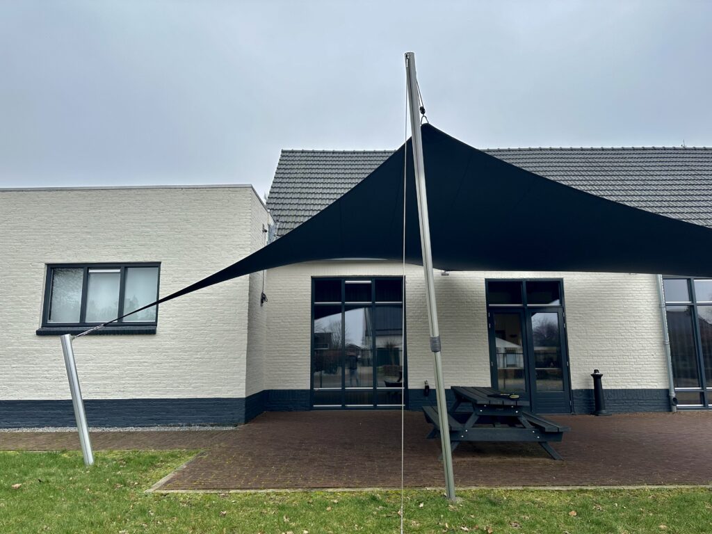 Zeildoek-aan-het-dorpshuis - Manta Roofs Zeildoek-aan-het-dorpshuis