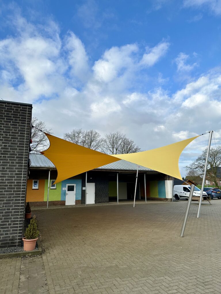 Zeildoek-op-het-schoolplein - Manta Roofs Zeildoek-op-het-schoolplein