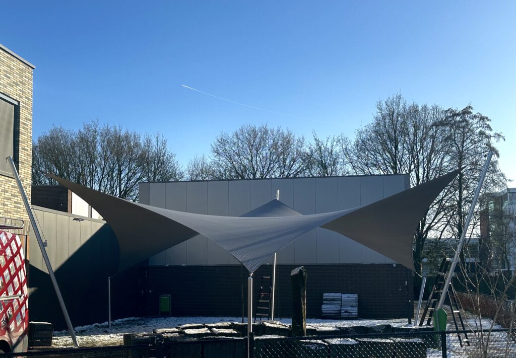 Zonwering-schoolplein-laten-plaatsen - Manta Roofs Zonwering-schoolplein-laten-plaatsen