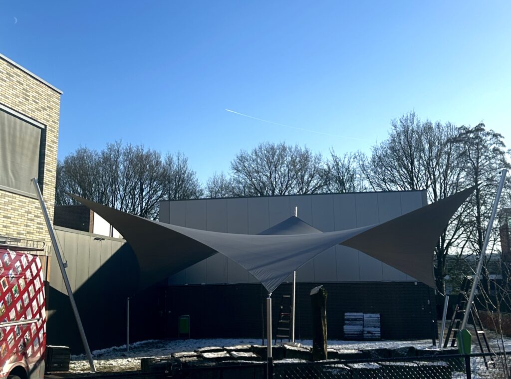 Zonwering-stormvast-waterdicht-laten-plaatsen-op-school - Manta Roofs Zonwering-stormvast-waterdicht-laten-plaatsen-op-school