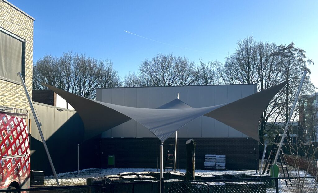 Zonwering-vergunningsvrij-op-het-schoolplein - Manta Roofs Zonwering-vergunningsvrij-op-het-schoolplein