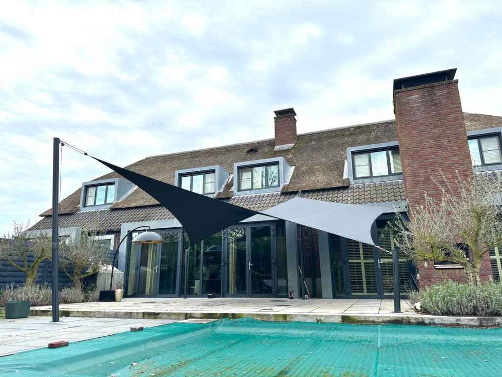 Design-schaduwdoek-laten-plaatsen-in-de-tuin - Manta Roofs Design-schaduwdoek-laten-plaatsen-in-de-tuin