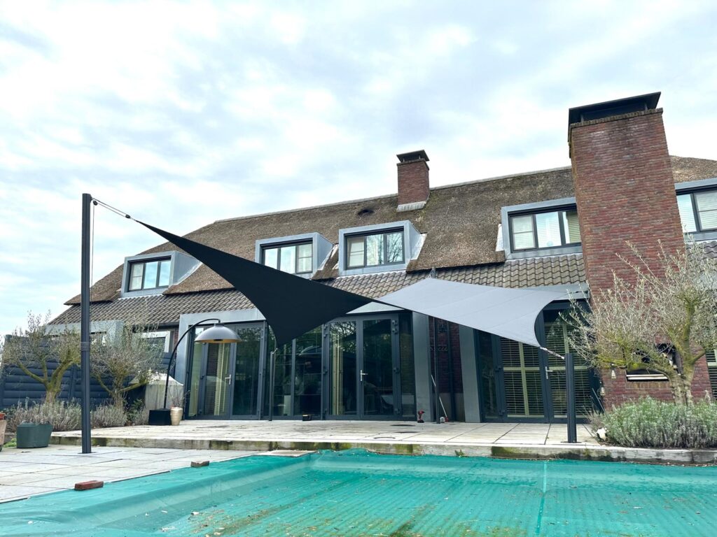Design-schaduwdoek-op-maat-stormvast-waterdicht-geplaatst - Manta Roofs Design-schaduwdoek-op-maat-stormvast-waterdicht-geplaatst