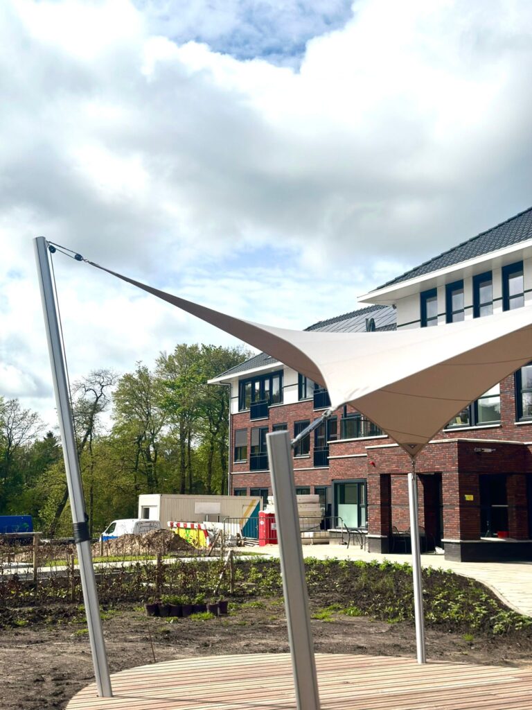 Quarijn-doorn-overkapping-van-zeildoek - Manta Roofs Quarijn-doorn-overkapping-van-zeildoek