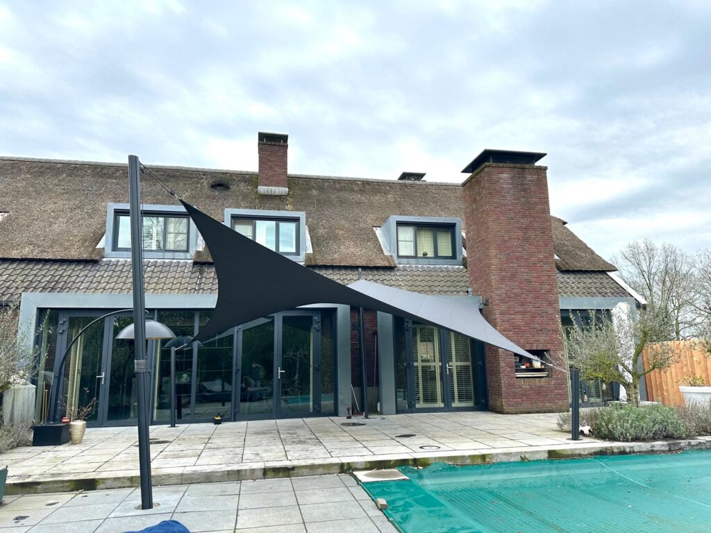 Strak-schaduwdoek-laten-plaatsen-in-de-tuin - Manta Roofs Strak-schaduwdoek-laten-plaatsen-in-de-tuin