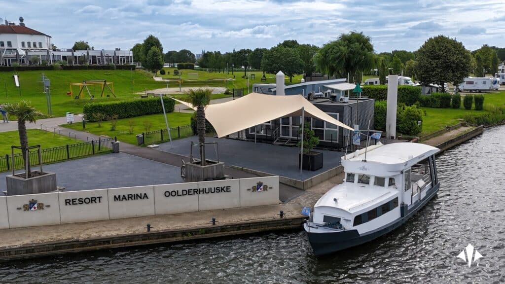 Luxe-schaduwdoek-laten-plaatsen-in-limburg-resort-marina-oolderhuuske-schaduwdoek-manta-roofs - Manta Roofs